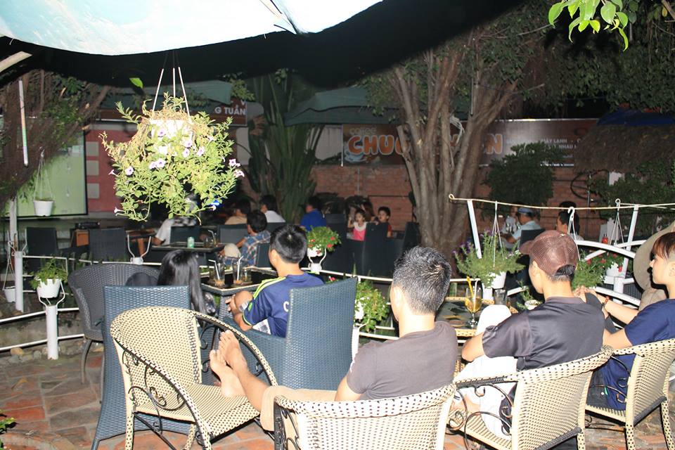 Các fan hâm mộ bóng đá vào mỗi khi có các trận thi đấu tại cafe sân vườn Chuối Chiên